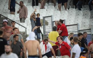 Столкновения на стадионе в Марселе после матча между Англией и Россией. 11 июня 2016 года