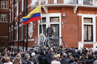 Джулиан Ассанж на балконе посольства Эквадора в Лондоне после новости о том, что шведские власти прекратили расследование против него об изнасиловании. 19 мая 2017 года