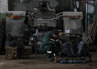 Механик ВСУ ремонтирует боевую технику