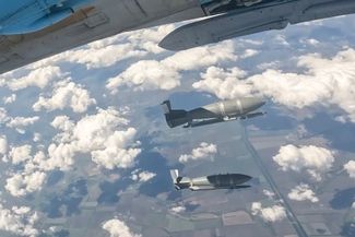 Момент нанесения удара по позициям ВСУ с бомбардировщиков Су-34, 3 июня 2024 года