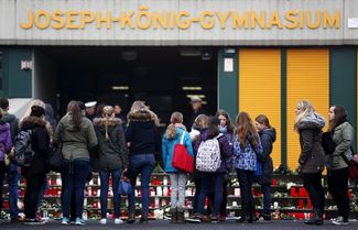 Ученики школы в немецком городе Хальтерн-ам-Зе. 16 учеников и двое учителей из этой школы погибли в авиакатастрофе