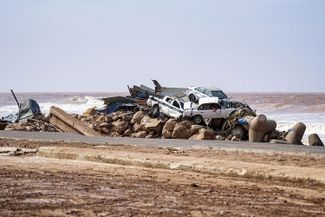 Автомобили на берегу моря в Дерне, 11 сентября 2023 года