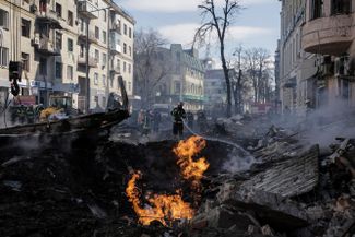 Пожарные тушат жилой дом после ракетного обстрела в Харькове