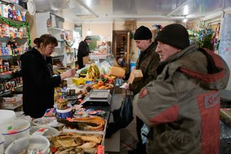 Жители Авдеевки в единственном магазине, который продолжает работать в городе