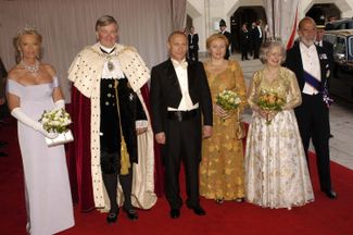 Президент России Владимир Путин, принц Майкл Кентский и лорд-мэр Лондона Гэвин Фарр Артур с супругами на банкете в честь визита российского президента. Лондон, Великобритания, 25 июня 2003 года.