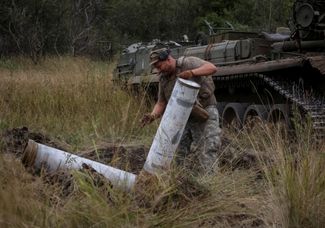 Украинский военный готовит снаряды для «Пиона»