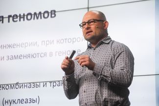 Denis Rebrikov delivers a lecture about gene editing in humans