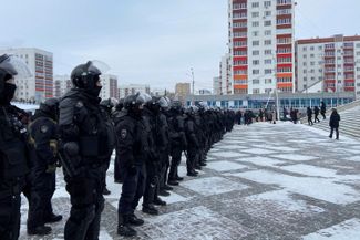 Силовики на площади Салавата Юлаева после акции протеста в Уфе 19 января 2024 года