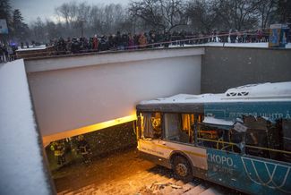 Рейсовый автобус врезался в подземный переход у станции метро «Славянский бульвар». Москва, 25 декабря