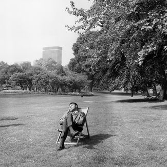 Мохаммед Али отдыхает в парке рядом с отелем в Лондоне