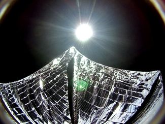 Снимок с аппарата LightSail 1 после раскрытия солнечного паруса, 8 июня 2015 года