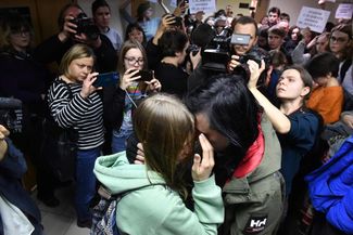 Близкие Саши Скочиленко в окружении журналистов в Василеостровском суде после вынесения приговора. Санкт-Петербург, 16 ноября 2023 года