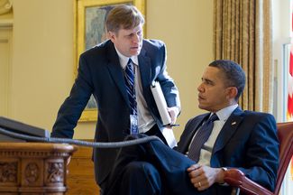 Барак Обама слушает доклад Майкла Макфола, главы российского направления в Совете национальной безопасности США и будущего американского посла в РФ. Февраль 2010 года