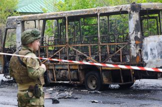 Маршрутное такси, в которое попал один из снарядов. В автобусе находились люди