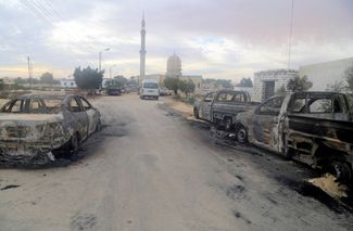 Сгоревшие машины рядом с атакованной мечетью в Бир Аль-Абаде. 25 ноября 2017 года