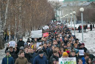 В Екатеринбурге на несогласованный митинг на площадь Труда вышли около двух тысяч человек