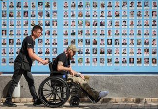Украинские военнослужащие у Стены памяти павших. Центр Киева, 22 августа 2023 года
