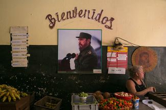Фотография Фиделя Кастро в продуктовом магазине. Гавана, Куба, 21 мая 2015 года