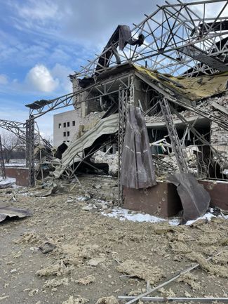 Разрушенное здание больницы в Изюме