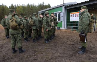 Мобилизованные после 21 сентября россияне на учебных сборах на Лужском артиллерийском полигоне в Ленинградской области