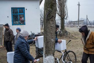 Troitske, Luhansk region, December 11, 2015. Distribution of humanitarian aid delivered by the Red Cross.