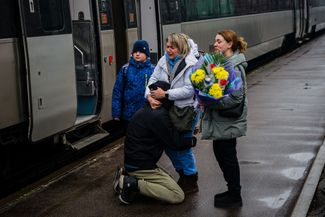 Украинец встречает свою семью, приехавшую в Краматорск из Киева. 26 февраля 2023 года 