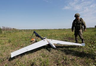 Российский военнослужащий готовит к запуску разведывательный беспилотный летательный аппарат ZALA