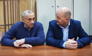 Lawyer Alexey Ulyanov (right) with former head of the Udmurt Republic Alexander Solovyov in the Basmanny Court. Moscow, 2017.