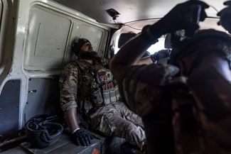 Украинские военные передислоцируются в гражданском микроавтобусе