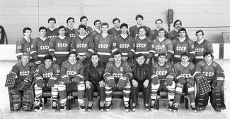 Сборная СССР по хоккею. Виктор Тихонов —четвертый слева в первом ряду. 1985 год.