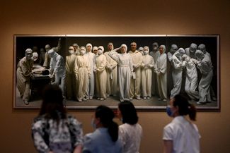 Медицинские сестры на картине в музее Коммунистической партии Китая. 25 июня 2021 года