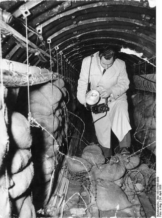 Комендант советского сектора Берлина полковник Иван Коцюба показывает журналистам тоннель, вырытый западной разведкой в ходе операции «Золото». Берлин, 23 апреля 1956 года