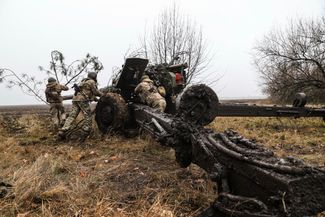 Украинские военные маскируют гаубицу «Мста-Б»