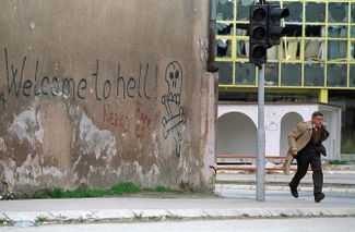 Житель Сараева на улице Змея, прозванной «Аллеей снайперов» — из-за постоянных обстрелов, в ходе которых погибло более 200 мирных жителей. Апрель 1993 года