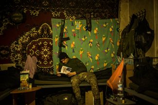 Военнослужащий с книгой на базе украинского подразделения около Кременских лесов