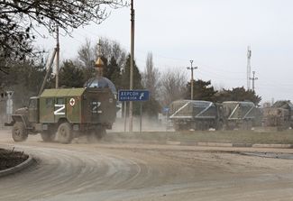 Машины российских военных, отмеченные знаком Z, в городе Армянск в Крыму