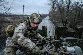 Украинский артиллерист управляет зенитной пушкой С-60, установленной на грузовике