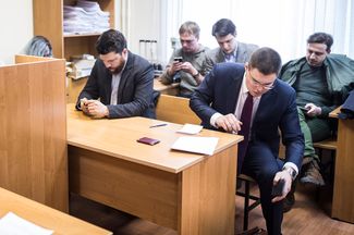 Леонид Волков и его адвокат (за столом впереди) в Симоновском суде