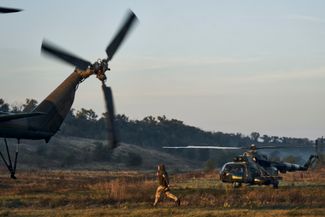 Вертолеты 18-й бригады армейской авиации Украины перед вылетом