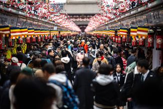 Торговая улица в токийском квартале Асакуса, рядом с храмом Сэнсо-дзи. 18 января 2024 года