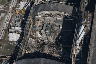 Разрушенный машинный зал Трипольской ТЭС. В результате российского удара 11 апреля Трипольская тепловая электростанция в Киевской области была полностью разрушена. Это самая мощная электростанция в Киевской области. Она генерирует около половины всей энергии, которую вырабатывают предприятия в регионе.