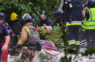 Утром 11 июня стало известно, что один из пострадавших — 77-летний мужчина, которого спасатели извлекли из-под завалов разрушенного дома — <a href="https://t.me/synegubov/9950" rel="noopener noreferrer" target="_blank">умер</a> в больнице. Ранения разной степени тяжести в результате обстрела получили еще семь человек