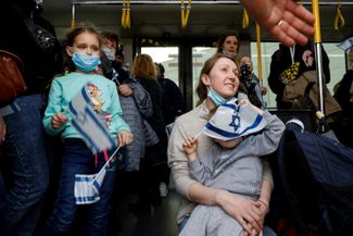 Еврейские иммигранты, бежавшие из Украины после вторжения России, в аэропорту Бен-Гурион недалеко от Тель-Авива. 6 марта 2022 года