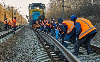 Ремонт поврежденных железнодорожный путей у границы с Россией. 5 декабря 2022 года