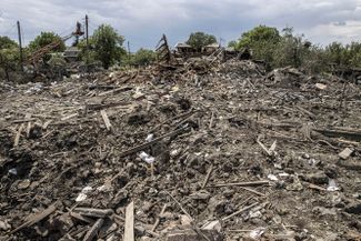 Разрушенные в результате бомбардировок дома в городе Доброполье