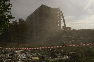 Снос одного из разрушенных зданий