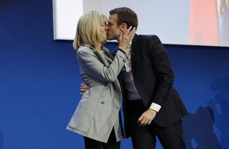Эммануэль и Брижит Макрон после первого тура президентских выборов во Франции. Париж, 23 апреля 2017 года