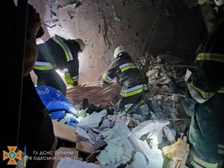 Одесская область, Белгород-Днестровский район. Спасатели разбирают завалы после обстрела 9-этажного жилого дома