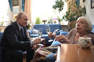 Президент Владимир Путин поздравляет Людмилу Алексееву с 90-летием в ее квартире на Арбате, 20 июля 2017 года