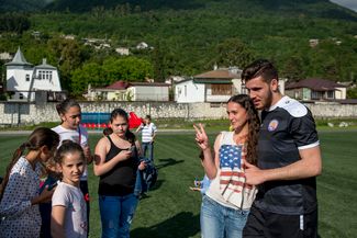 Игрок команды из Западной Армении фотографируется с фанатами